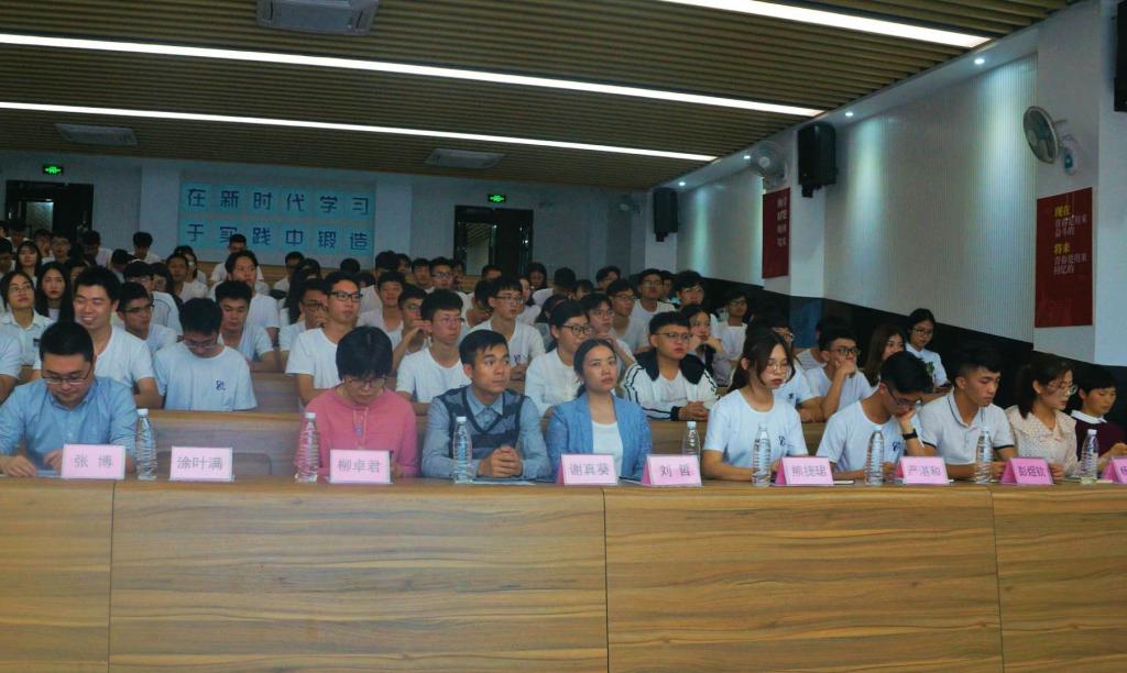 日韩无码
举行第三届团总支-学生会第二次全体大会6.jpg