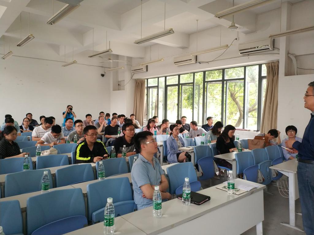 日韩无码
召开党员政治学习暨班主任培训1.jpg