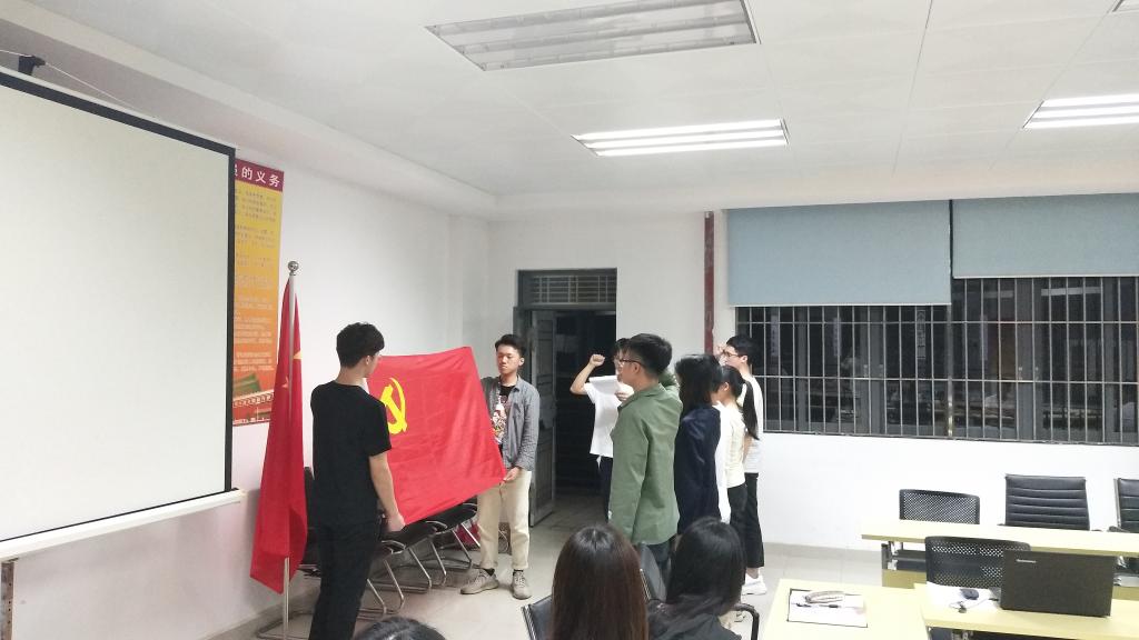 日韩无码
举行预备党员入党宣誓仪式暨讨论表决发展对象支部大会2.jpg