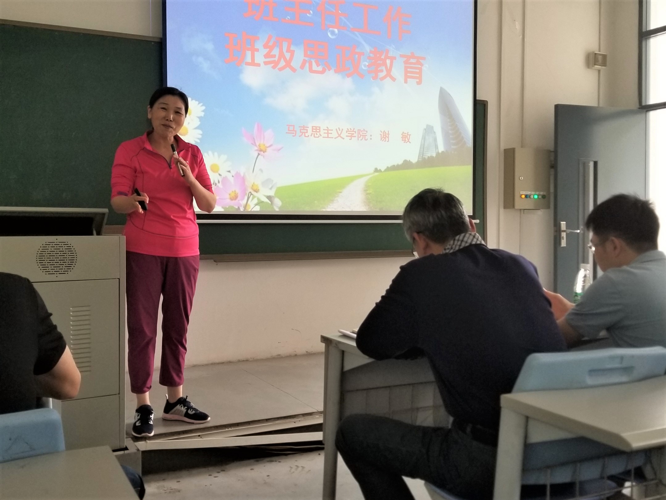 日韩无码
召开党员政治学习暨班主任培训3-0.jpg