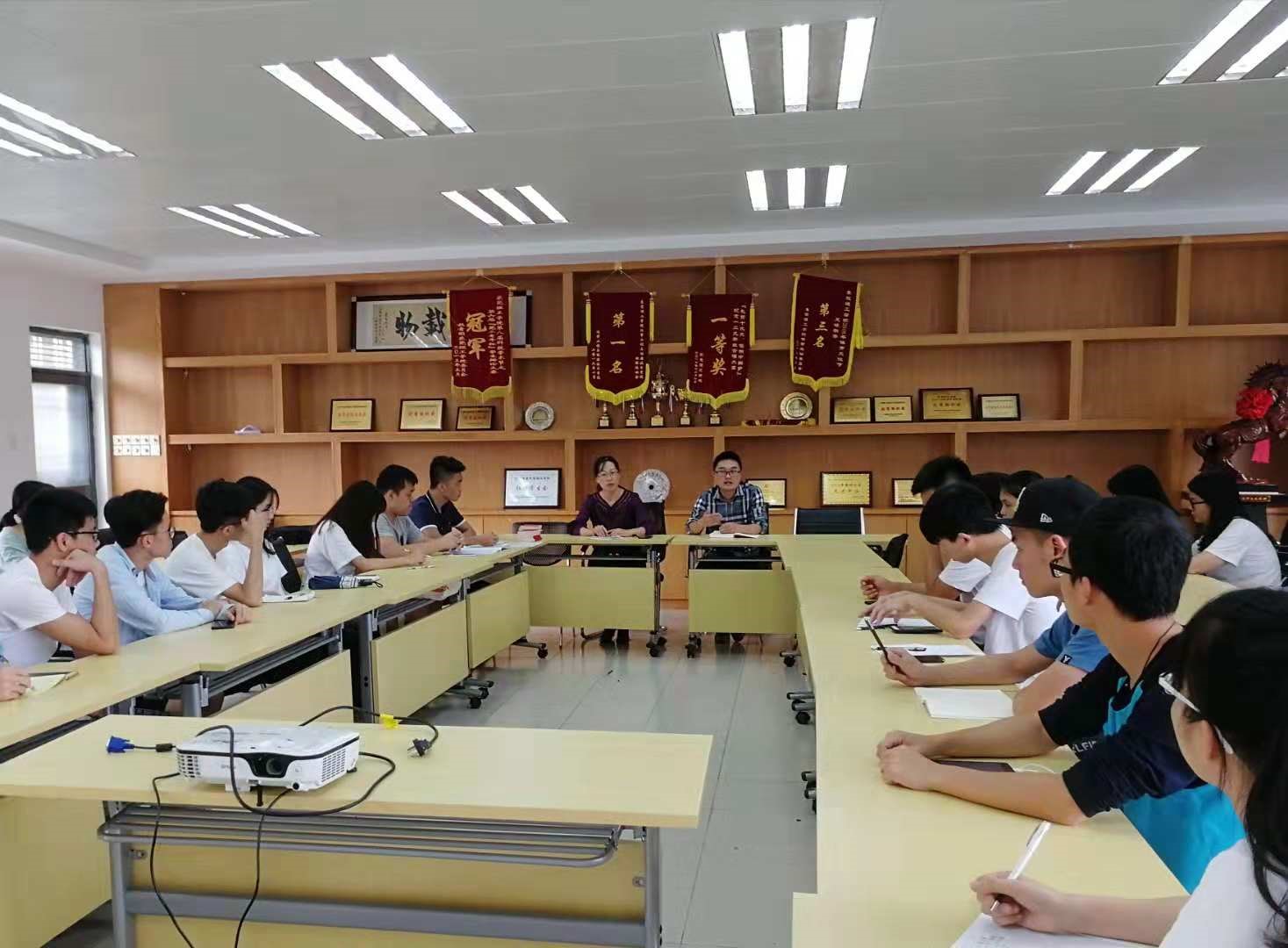 日韩无码
召开第49期校党课培训动员会议1.jpg