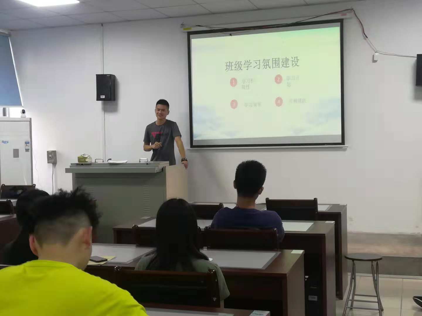 日韩无码
副院长陈佰满给学生上班会课2-1-.jpg