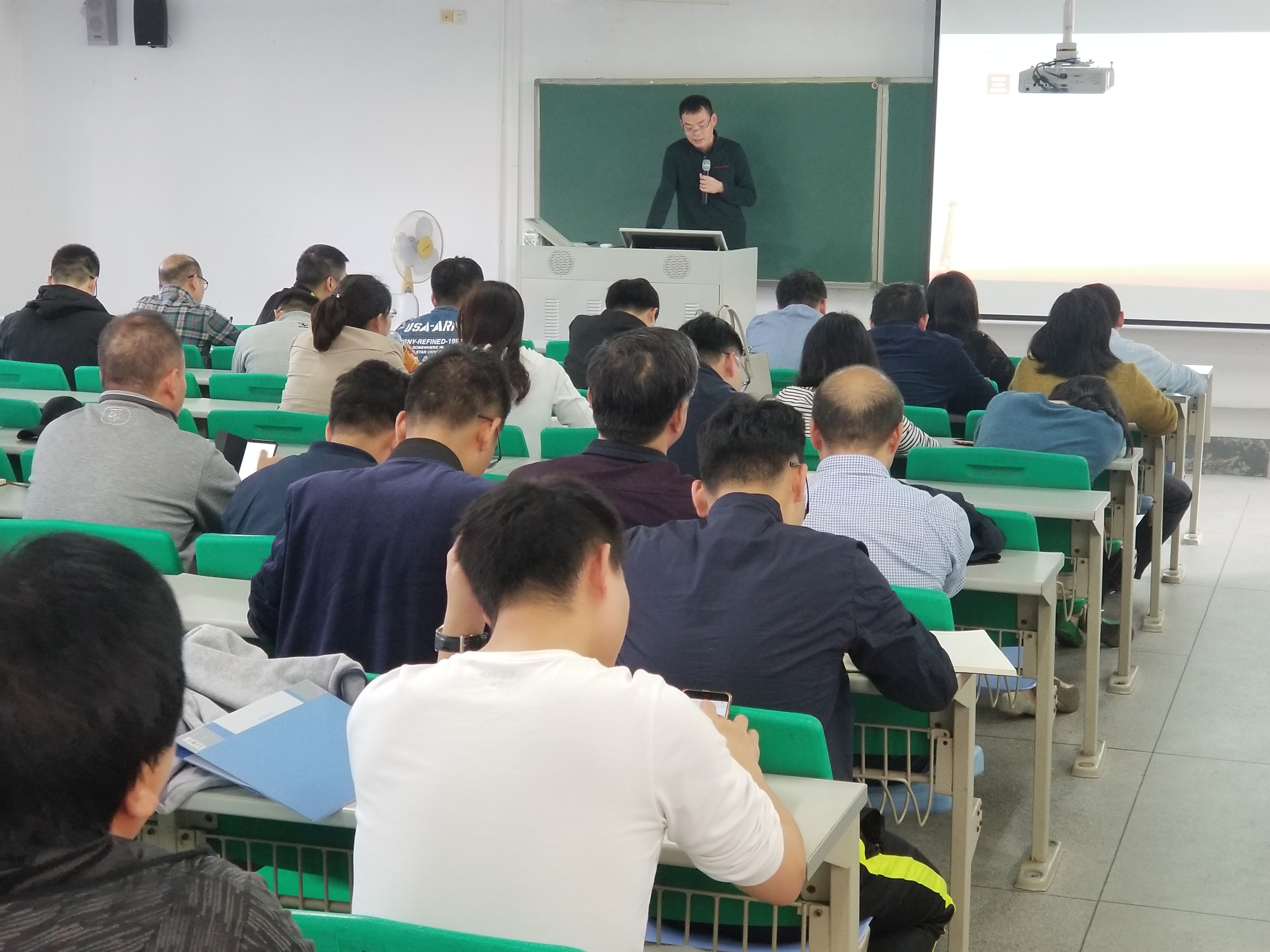 日韩无码
教职工集体学习-新时代高校教师职业行为十项准则-等文件2.jpg