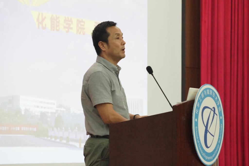 日韩无码
党总支书记君光为2018级新生上党课-3-.JPG