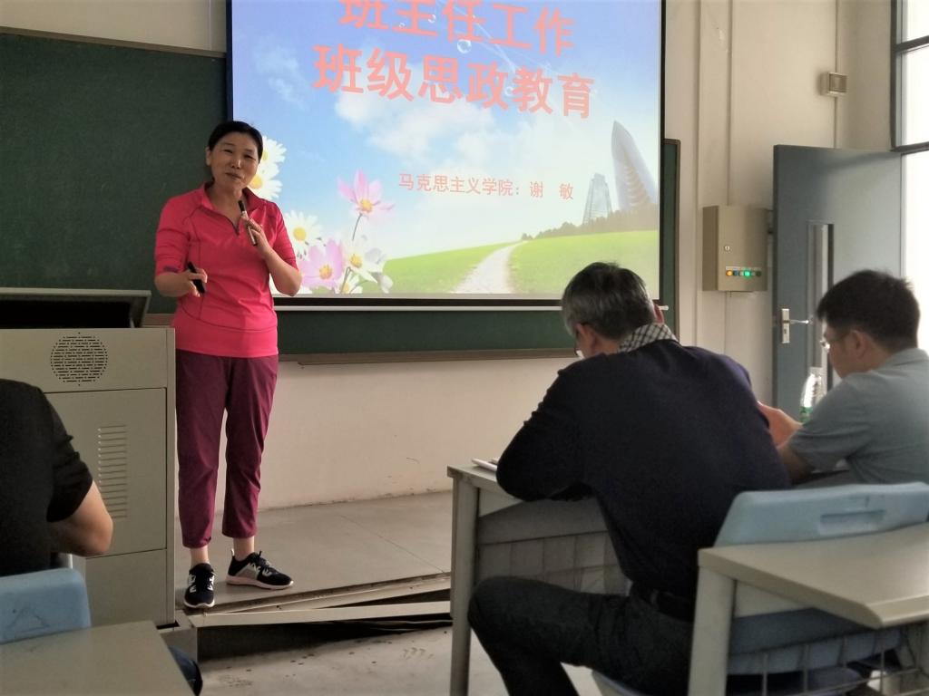 日韩无码
召开党员政治学习暨班主任培训3-0.jpg
