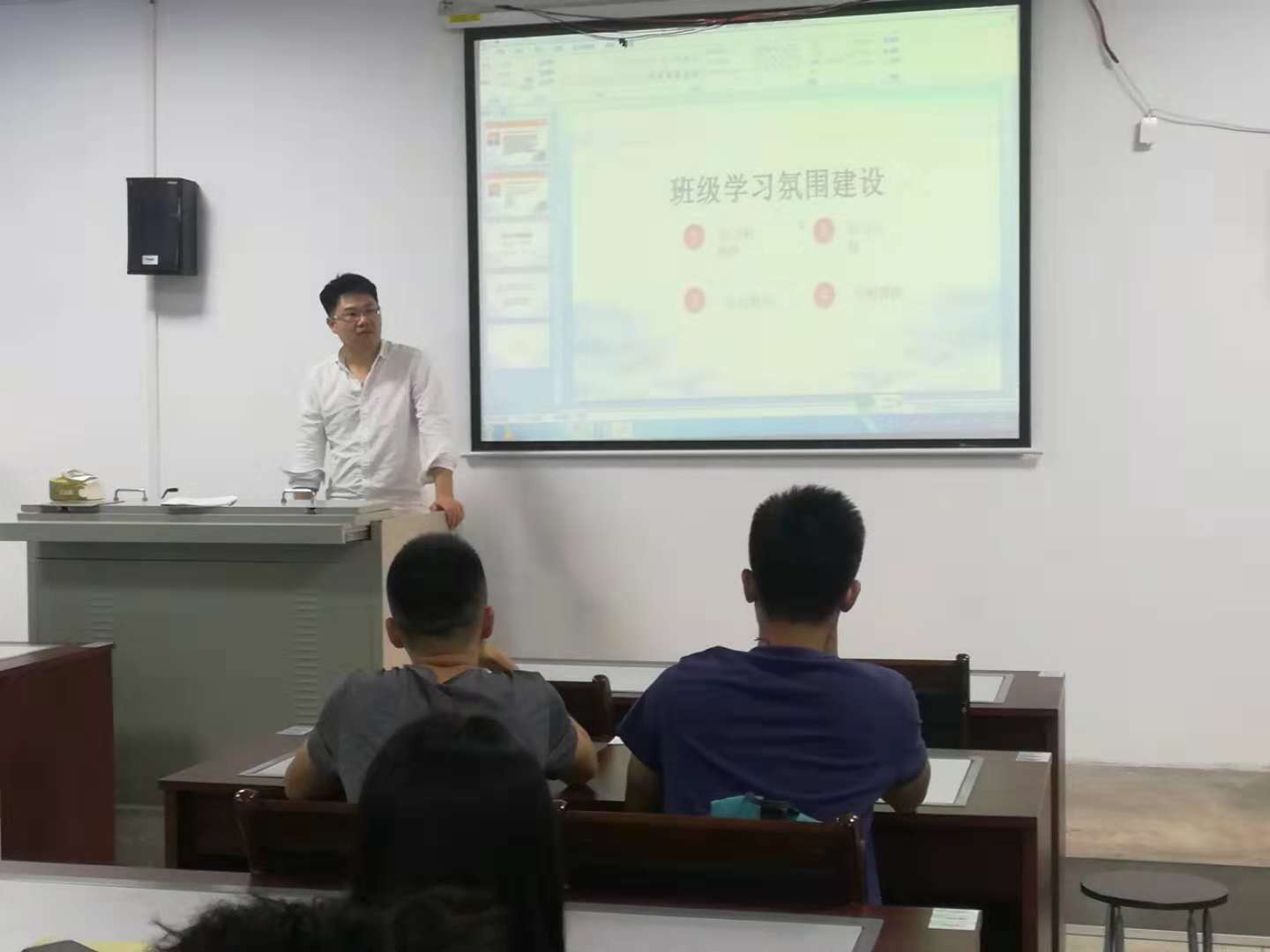 日韩无码
副院长陈佰满给学生上班会课2-2-.jpg