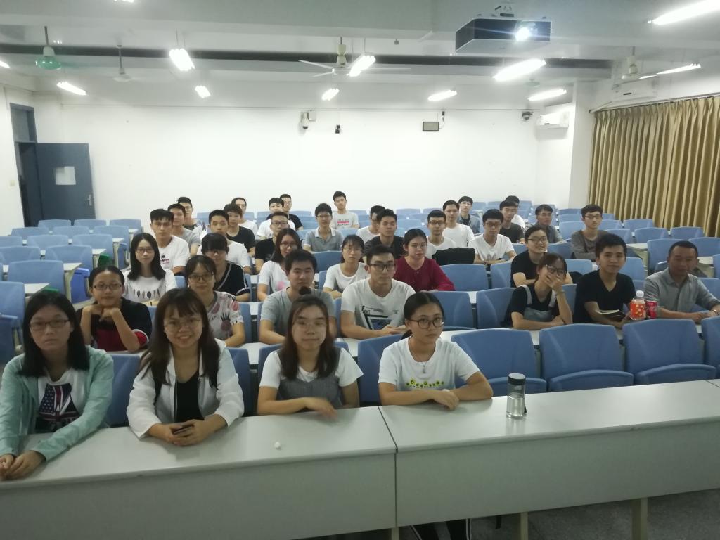 日韩无码
副院长尹辉斌给学生上班会课3.jpg